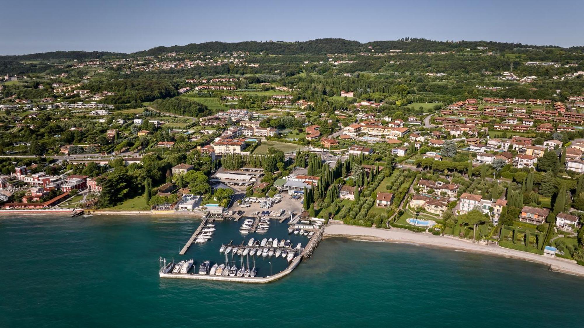 Le Terrazze Sul Lago Hotel & Residence Паденге-суль-Гарда Экстерьер фото