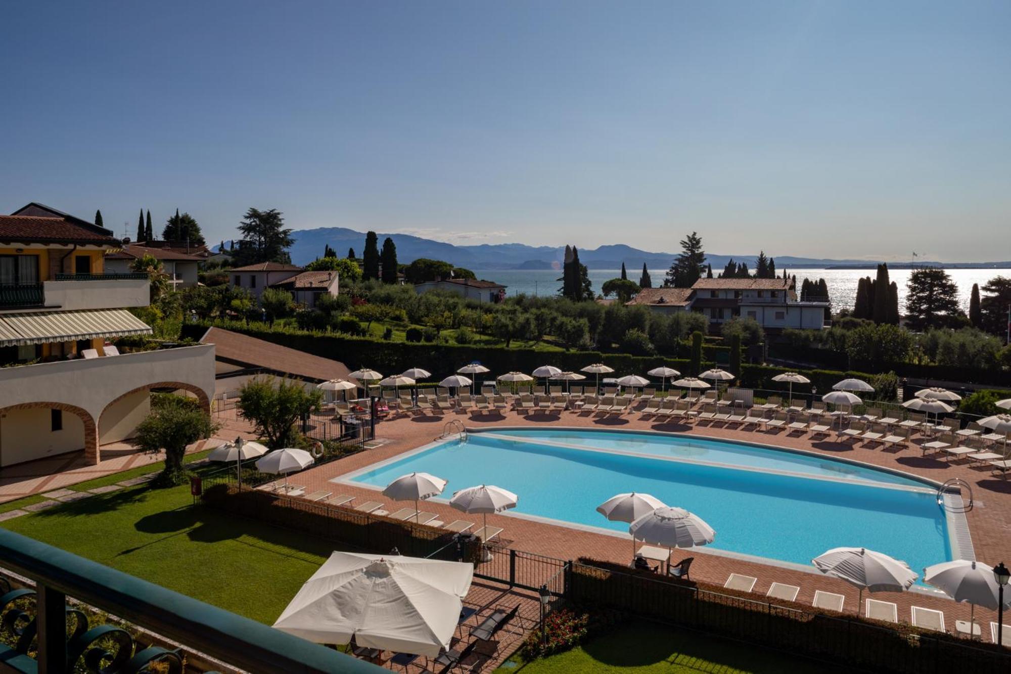 Le Terrazze Sul Lago Hotel & Residence Паденге-суль-Гарда Экстерьер фото